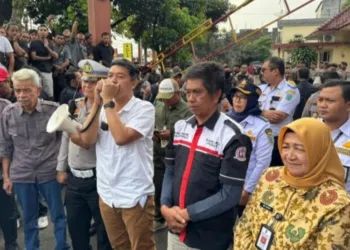 BERDIALOG: Wakil Ketua DPRD Kota Salatiga Saiful Mashud berdialog dengan perwakilan pengemudi truk yang memprotes aturan ODOL di Polsek Tingkir, Kamis, 19 Juni 2025. (Dok. DPRD Salatiga/Lingkarjateng.id)