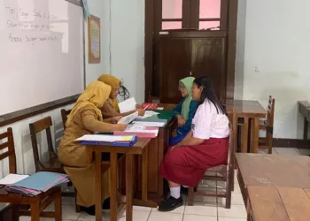 DAFTAR ULANG: Proses daftar ulang peserta didik baru tahun ajaran 2025/2026 di SMP 2 Kudus pada Senin, 30 Juni 2025. (Fahtur Rohman/Lingkarjateng.id)