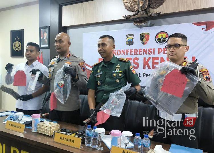 KONFERENSI PERS: Kapolres Kendal, bersebelahan dengan Dandim 0715 Kendal dalam kegiatan konferensi Pers di Mapolres Kendal, Selasa, 10 Juni 2025. (Arvian Maulana/Lingkarjateng.id)