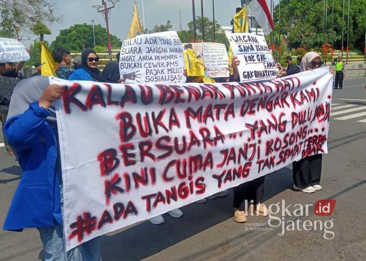 Demo Mahasiswa di Pati Tolak Penyesuaian Tarif PBB-P2 250 Persen 25 DEMO: Mahasiswa di Pati membentangkan spanduk protes terkait kenaikan PBB-P2 di depan Kantor Bupati Pati, Selasa, 3 Juni 2025. (Arif Febriyanto/Lingkarjateng.id)
