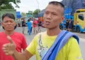 DEMO: Seorang sopir mengikuti aksi demo di Jalan Semarang-Purwodadi turut Desa Putat, Kecamatan Purwodadi, Kabupaten Grobogan pada Kamis, 19 Juni 2025. (Ahmad Abror/Lingkarjateng.id)