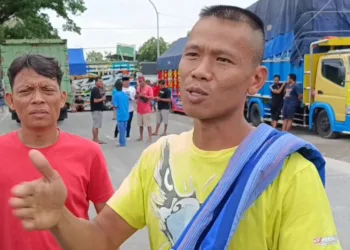 DEMO: Seorang sopir mengikuti aksi demo di Jalan Semarang-Purwodadi turut Desa Putat, Kecamatan Purwodadi, Kabupaten Grobogan pada Kamis, 19 Juni 2025. (Ahmad Abror/Lingkarjateng.id)