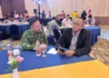 Wakil Ketua Dewan Pers Totok Suryanto (kanan) berdiskusi dengan Ketua JMSI Jateng, Agus Sunarko, di sela Musyawarah Nasional (Munas) II Jaringan Media Siber Indonesia (JMSI) di Jakarta Pusat, Sabtu, 21 Juni 2025 malam. (Ceppy Bachtiar/Lingkarjateng.id)