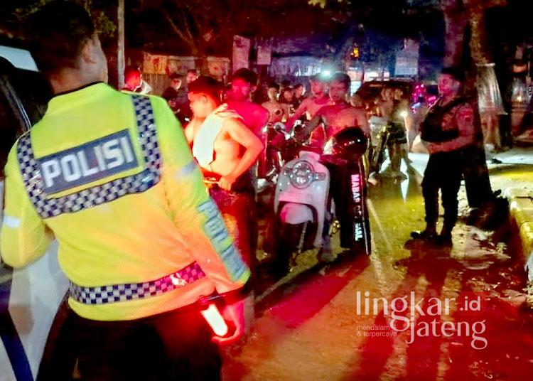 aption: Tim gabungan Polresta Pati memberikan hukuman kepada remaja yang akan melakukan tawuran di Mapolsek Pati pada Sabtu malam, (7/6/2025). (Dok. humas Polresta Pati).