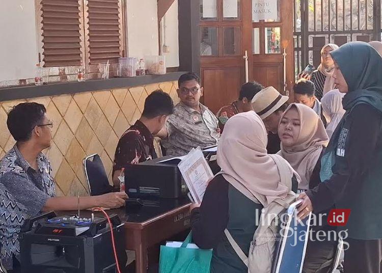 MENGURUS BERKAS PENDAFTARAN: Para wali murid jenjang TK dan SD melakukan pendaftaran SPMB online di Helpdesk Dinas Pendidikan Kota Semarang, Selasa, 10 Juni 2025. (Syahril Muadz/Lingkarjateng.id)
