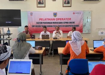 PELATIHAN: Kepala Disdikpora Kudus, Harjuna Widada, membuka pelatihan operator SPMB online di Pusat Belajar Guru (PBG) Kudus, Kamis, 5 Juni 2025. (Fahtur Rohman/Lingkarjateng.id)