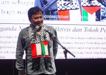 Ketua Dewan Direktur GREAT Institute, Syahganda Nainggolan, membuka peluncuran GREAT Institute di Auditorium Telkom Landmark Tower, Jakarta Selatan pada Selasa, 3 Juni 2025. (JMSI Network/Lingkarjateng.id)