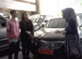 TRANSAKSI: Warga tampak melakukan transaksi peminjaman mobil dinas wali kota Semarang. (Humas Pemkot Semarang/Lingkarjateng.id)