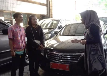 TRANSAKSI: Warga tampak melakukan transaksi peminjaman mobil dinas wali kota Semarang. (Humas Pemkot Semarang/Lingkarjateng.id)