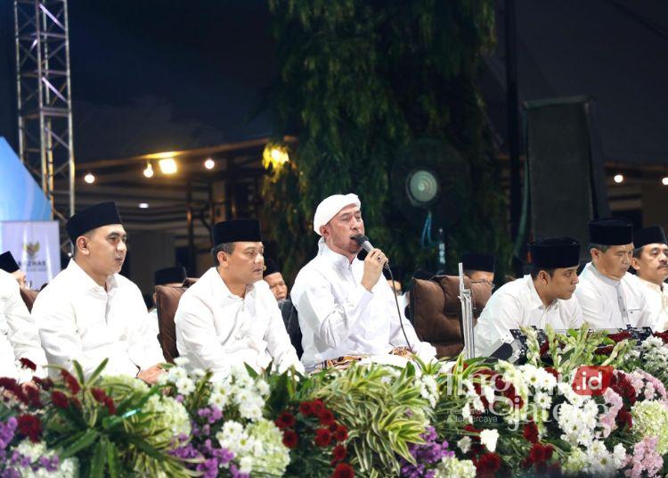 Gubernur Ahmad Luthfi Ajak Semua Kepala Daerah Ngopeni Nglakoni Jateng 25 BERSHOLAWAT: Gubernur Jawa Tengah Ahmad Luthfi (kedua kiri) bersama Wakil Gubernur Jawa Tengah Taj Yasin (kiri) dalam acara Jateng Bersholawat dalam rangka peringatan Hari Lahir Pancasila di Halaman Kantor Gubernur Jateng, Minggu, 1 Juni 2025. (Humas Pemprov Jateng/Lingkarjateng.id)