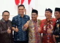 (Dari kiri ke kanan) Wakil Bupati Pati Risma Ardhi Chandra, Bupati Jepara Witiarso Utomo, Bupati Rembang Harno, dan Bupati Bojonegoro Setyo Wahono, di acara Wastra Batik Festival, Rabu (18/6).