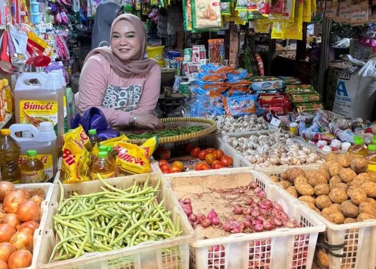 Harga Sayur di Pasar Kajen Pekalongan Naik Tajam, Imbas Aksi Mogok Sopir Truk ODOL? 25 MENJUAL: Pedagang sayur di Pasar Kajen, Novi, menunjukkan dagangannya. (Fahri Alakbar/Lingkarjateng.id)