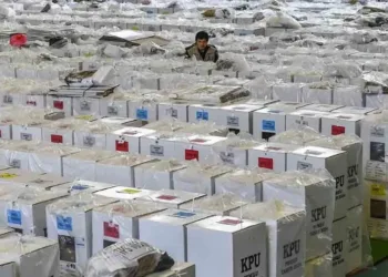 Ilustrasi: Petugas PPK menata kotak suara pemilu. (ANTARA/Lingkarjateng.id)