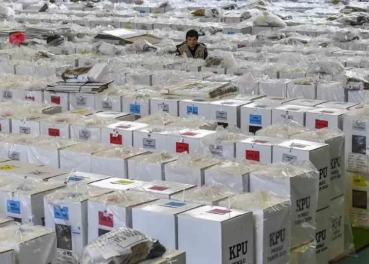 MK Ubah Undang-Undang Pemilu, Masa Jabatan Anggota DPRD Ditambah? 25 Ilustrasi: Petugas PPK menata kotak suara pemilu. (ANTARA/Lingkarjateng.id)