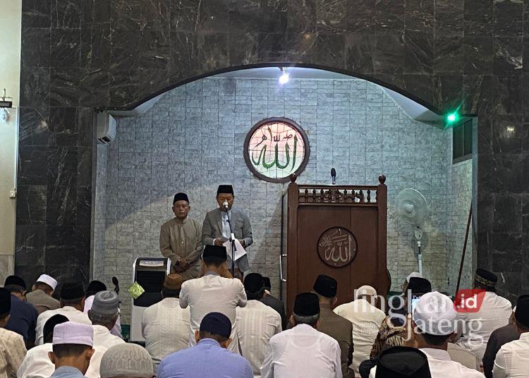Bupati Kudus, Sam’ani Intakoris dalam Sambutannya menjelang Sholat Eid di Masjid Agung Kudus pada Jumat, 6 Juni 2025. (Mohammad Fahtur Rohman/Lingkarjateng.id)
