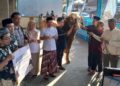 Bupati Kudus, Sam’ani Intakoris menyerahkan sapi kurban pemberian dari Presiden RI, Prabowo Subianto, kepada panitia kurban di Masjid Darul Muttaqin, Desa Pasuruan Lor, Kecamatan Kaliwungu, Kabupaten Kudus pada Sabtu, 7 Juni 2025. (Fahtur Rohman/Lingkarjateng.id)