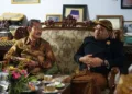 BERBINCANG: Bupati Blora 2007-2010 Yudhi Sancoyo (kiri) berbincang dengan Bupati Blora 2021-sekarang Arief Rohman. (Humas Pemkab Blora/Lingkarjateng.id)