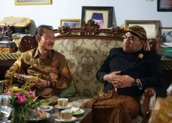BERBINCANG: Bupati Blora 2007-2010 Yudhi Sancoyo (kiri) berbincang dengan Bupati Blora 2021-sekarang Arief Rohman. (Humas Pemkab Blora/Lingkarjateng.id)