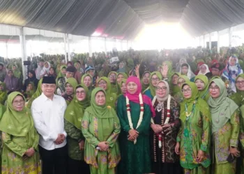 Bupati Sudewo Janjikan Dana Hibah Rp 1 Miliar untuk Muslimat NU Pati 27 Bupati Pati, Sudewo (berbaju putih), berfoto bersama kader Muslimat NU saat menghadiri acara Khotmil Qur'an dan Istighosah dalam rangka Harlah Muslimat NU ke-79 dan Tahun Baru Hijriah di Gedung Muslimat NU Pati pada Minggu, 29 Juni 2025. (Dok. Pemkab Pati/Lingkarjateng.id)