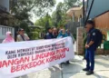 DEMO: Puluhan nasabah BLN Salatiga menggeruduk rumah pimpinan koperasi tersebut di Salatiga, Rabu, 25 Juni 2025. (Dok.Warga/Lingkarjateng.id)