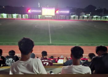NONTON BARENG: Suasana nonton bareng pertandingan timnas Indonesia melawan Jepang yang digelar di Supersoccer Arena (SSA) Kudus, Selasa, 10 Juni 2025. (Fahtur Rohman/Lingkarjateng.id)