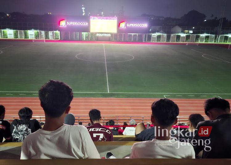 NONTON BARENG: Suasana nonton bareng pertandingan timnas Indonesia melawan Jepang yang digelar di Supersoccer Arena (SSA) Kudus, Selasa, 10 Juni 2025. (Fahtur Rohman/Lingkarjateng.id)