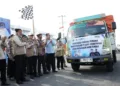 Bupati Pati, Sudewo, bersama Sekda Provinsi Jawa Tengah, Sumarno, melepas produk perdana pabrik garam PT SPJT di Desa Raci, Kecamatan Batangan, Kabupaten Pati, pada Selasa, 24 Juni 2025. (Dok. Pemkab Pati/Lingkarjateng.id)