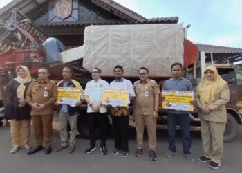 Bupati Pati Sudewo yang didampingi wakilnya, Risma Ardhi Chandra, Dinas Pertanian, dan DPRD Pati menerima bantuan alat dan mesin pertanian berupa combine dari Anggota Komisi IV DPR RI Firman Soebagyo, Senin, 2 Juni 2025. (Mutia Parasti/Lingkarjateng.id)