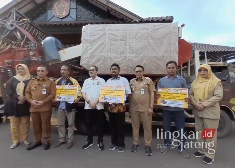 Petani Pati Sumringah Dapat 3 Combine dari Firman Soebagyo, Ini Pesan Bupati 25 Bupati Pati Sudewo yang didampingi wakilnya, Risma Ardhi Chandra, Dinas Pertanian, dan DPRD Pati menerima bantuan alat dan mesin pertanian berupa combine dari Anggota Komisi IV DPR RI Firman Soebagyo, Senin, 2 Juni 2025. (Mutia Parasti/Lingkarjateng.id)