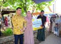 Bupati Pekalongan, Fadia Arafiq, menyerahkan secara simbolis sapi kurban kepada warga terdampak rob di Desa Pesanggrahan, Kecamatan Wonokerto, Jumat, 6 Juni 2025. (Fahri Akbar/Lingkarjateng.id)