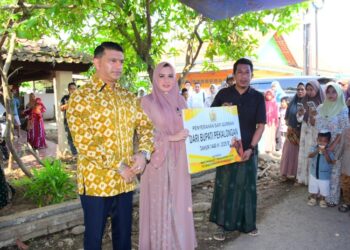 Bupati Pekalongan, Fadia Arafiq, menyerahkan secara simbolis sapi kurban kepada warga terdampak rob di Desa Pesanggrahan, Kecamatan Wonokerto, Jumat, 6 Juni 2025. (Fahri Akbar/Lingkarjateng.id)
