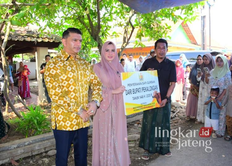 Bupati Pekalongan, Fadia Arafiq, menyerahkan secara simbolis sapi kurban kepada warga terdampak rob di Desa Pesanggrahan, Kecamatan Wonokerto, Jumat, 6 Juni 2025. (Fahri Akbar/Lingkarjateng.id)
