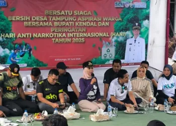 DISKUSI: Bupati Kendal Dyah Kartika Permanasari (tengah) saat menyampaikan arahan dalam acara Bersih Desa Tampung Aspirasi Warga di Pelabuhan Kendal pada Jumat, 20 Juni 2025. (Arvian Maulana/Lingkarjateng.id)