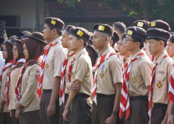 ILUSTRASI: Para siswa di Kendal sedang melaksanakan upacara. (Arvian Maulana/Lingkarjateng.id)