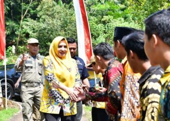 Bupati Pekalongan Fadia Arafiq berjabat tangan dengan warga sebelum meresmikan Lumbung Padi dan TK Kuncup Mekar di Desa Kutorojo, Kecamatan Kajen, Rabu, 4 Juni 2025. (Fahri Alakbar/Lingkarjateng.id)