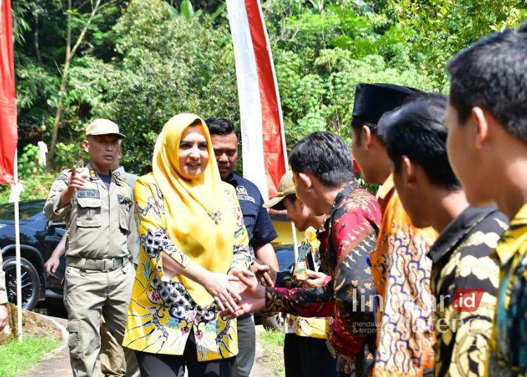 Bupati Pekalongan Fadia Arafiq berjabat tangan dengan warga sebelum meresmikan Lumbung Padi dan TK Kuncup Mekar di Desa Kutorojo, Kecamatan Kajen, Rabu, 4 Juni 2025. (Fahri Alakbar/Lingkarjateng.id)