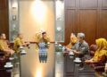 KUNJUNGAN KERJA: Wali Kota Salatiga Robby Hernawan saat menerima audiensi tim Kantor Pelayanan Perbendaharaan Negara (KPPN) 2 Semarang di ruang kerjanya, Selasa, 3 Juni 2025. (Dok Prokompim Setda Salatiga/Lingkarjateng.id)
