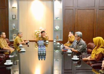 KUNJUNGAN KERJA: Wali Kota Salatiga Robby Hernawan saat menerima audiensi tim Kantor Pelayanan Perbendaharaan Negara (KPPN) 2 Semarang di ruang kerjanya, Selasa, 3 Juni 2025. (Dok Prokompim Setda Salatiga/Lingkarjateng.id)