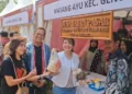 MEMBELI: Wali Kota Semarang Agustus Wilujeng Pramestuti membeli produk yang dijajakan pada event Jambore Pokdarwis 2025 di Taman Sleko pada Minggu, 22 Juni 2025. (Syahril Muadz/Lingkarjateng.id)