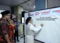 TANDA TANGAN: Wali Kota Semarang Agustina Wilujeng Pramestuti menandatangani deklarasi komitmen penyerahan ijazah siswa yang belum diambil Dinas Pendidikan. (Humas Pemkot Semarang/Lingkarjateng.id)