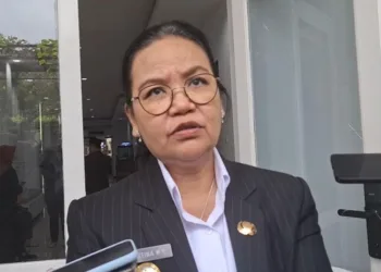 Wali Kota Semarang Agustina Wilujeng Pramestuti saat diwawancarai awak media di Gedung Paripurna DPRD, pada Rabu, 25 Juni 2025. (Syahril Muadz/Lingkarjateng.id)