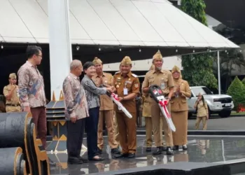 Gubernur Jawa Tengah Ahmad Luthfi menerima bantuan mobil ambulan dan mobil program Speling dari Ketua Yayasan Taiwan bussiness Central Java, Huang Ma-I, Senin, 30 Juni 2025. (Rizky Syahrul/Lingkarjateng.id)