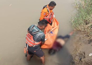 Tim BPBD Kendal mengevakuasi mayat di tepi Sungai Bodri, Desa Gemuhblanten, Kecamatan Gemuh, Kabupaten Kendal, pada Minggu, 8 Juni 2025. (Dok. BPBD Kendal/Lingkarjateng.id)