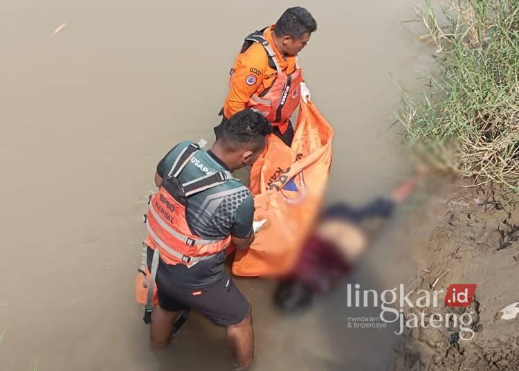Tim BPBD Kendal mengevakuasi mayat di tepi Sungai Bodri, Desa Gemuhblanten, Kecamatan Gemuh, Kabupaten Kendal, pada Minggu, 8 Juni 2025. (Dok. BPBD Kendal/Lingkarjateng.id)
