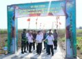 Bupati Kendal, Dyah Kartika Permanasari, didampingi Dandim 0715/Kendal saat melakukan pemotongan pita secara simbolis sebagai tanda diresmikannya jalan yang dibangun dalam program TMMD II di Desa Jungsemi, Kecamatan Kangkung, Kabupaten Kendal, pada Rabu, 4 Juni 2025. (Arvian Maulana/Lingkarjateng.id)