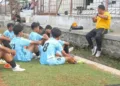 Persekap Pekalongan U15 Bidik Tembus Semifinal Piala Soeratin 2025 28 PELATIHAN: Pelatih Persekap U15, Coach Widi, memberikan instruksi kepada pemain saat sesi latihan di Stadion Widya Manggala Krida, Kedungwuni, Minggu, 29 Juni 2025. (Fahri Akbar/Lingkarjateng.id)