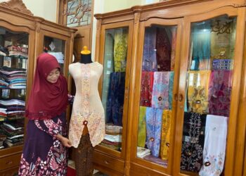 Owner Bordir Kudus Dahlia, Saadah, saat menunjukkan kebaya dengan motif bordir icik khas Kudus. (Nisa Hafizhotus Syarifa/Lingkarjateng.id)