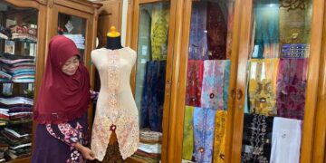 Owner Bordir Kudus Dahlia, Saadah, saat menunjukkan kebaya dengan motif bordir icik khas Kudus. (Nisa Hafizhotus Syarifa/Lingkarjateng.id)
