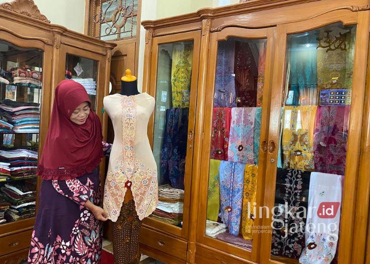 Owner Bordir Kudus Dahlia, Saadah, saat menunjukkan kebaya dengan motif bordir icik khas Kudus. (Nisa Hafizhotus Syarifa/Lingkarjateng.id)
