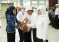 SIMBOLIS:  Bupati Kendal, Dyah Kartima Permanasari, secara simbolis menyerahkan SK CPNS formasi tahun 2024 di Pendopo Kendal, Selasa, 17 Juni 2025. (Prokompim Kendal/Lingkarjateng.id)